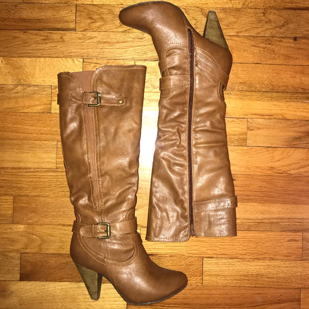 Heeled boots with zipper closure